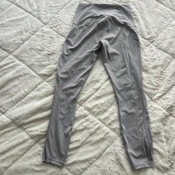 Lululemon chrome 25” leggings size 6, mesh detailing to calves - Picture 2 of 3